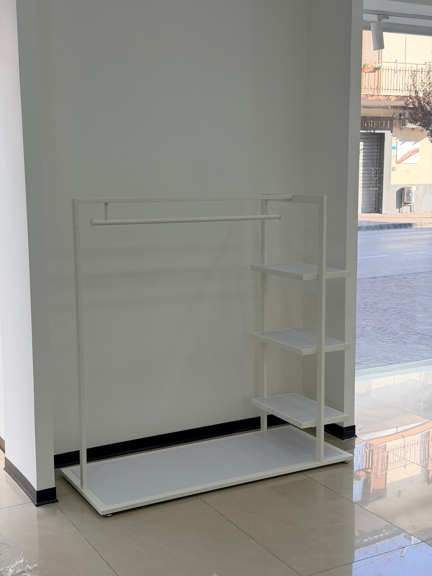 Stender con ripiani bianco